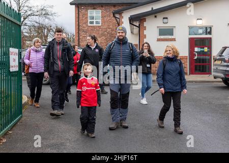 Samedi 29 janvier 2022 - Stockton Heath, Cheshire, Angleterre.Harvey Goodman part à pied de la Stockton Heath Primary School jusqu'au stade Old Trafford de Manchester pour gagner de l'argent pour un nouveau terrain de jeu scolaire.Il est soutenu par son professeur principal, professeur de classe, ancien homme.Sammy McIlroy, joueur Utd. Et une foule d'amis et de famille.Ici, ils quittent l'école.Crédit : John Hopkins/Alay Live News Banque D'Images