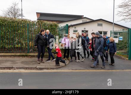 Samedi 29 janvier 2022 - Stockton Heath, Cheshire, Angleterre.Harvey Goodman part à pied de la Stockton Heath Primary School jusqu'au stade Old Trafford de Manchester pour gagner de l'argent pour un nouveau terrain de jeu scolaire.Il est soutenu par son professeur principal, professeur de classe, ancien homme.Sammy McIlroy, joueur Utd. Et une foule d'amis et de famille.Harvey court à l'avant pour mener la marche.Crédit : John Hopkins/Alay Live News Banque D'Images