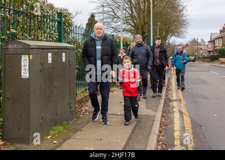 Samedi 29 janvier 2022 - Stockton Heath, Cheshire, Angleterre.Harvey Goodman part à pied de la Stockton Heath Primary School jusqu'au stade Old Trafford de Manchester pour gagner de l'argent pour un nouveau terrain de jeu scolaire.Il est soutenu par son professeur principal, professeur de classe, ancien homme.Sammy McIlroy, joueur Utd. Et une foule d'amis et de famille.Il mène la voie en tenant les mains avec Sammy McIlroy.Crédit : John Hopkins/Alay Live News Banque D'Images