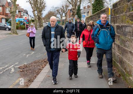 Samedi 29 janvier 2022 - Stockton Heath, Cheshire, Angleterre.Harvey Goodman part à pied de la Stockton Heath Primary School jusqu'au stade Old Trafford de Manchester pour gagner de l'argent pour un nouveau terrain de jeu scolaire.Il est soutenu par son professeur principal, professeur de classe, ancien homme.Sammy McIlroy, joueur Utd. Et une foule d'amis et de famille.Ici, il tient les mains avec Sammy McIlroy.Crédit : John Hopkins/Alay Live News Banque D'Images