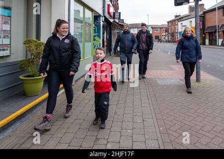 Samedi 29 janvier 2022 - Stockton Heath, Cheshire, Angleterre.Harvey Goodman part à pied de la Stockton Heath Primary School jusqu'au stade Old Trafford de Manchester pour gagner de l'argent pour un nouveau terrain de jeu scolaire.Il est soutenu par son professeur principal, professeur de classe, ancien homme.Sammy McIlroy, joueur Utd. Et une foule d'amis et de famille.Sa mère marche à côté.Crédit : John Hopkins/Alay Live News Banque D'Images