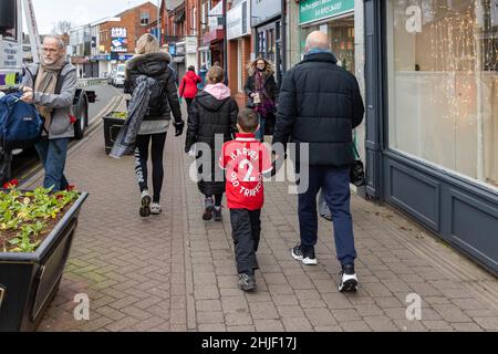 Samedi 29 janvier 2022 - Stockton Heath, Cheshire, Angleterre.Harvey Goodman part à pied de la Stockton Heath Primary School jusqu'au stade Old Trafford de Manchester pour gagner de l'argent pour un nouveau terrain de jeu scolaire.Il a traversé le village avec l'ancien Man.Joueur Utd. Sammy McIlroy tenant sa main et une foule d'amis et de famille crédit: John Hopkins/Alay Live News Banque D'Images