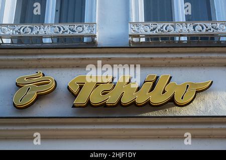 Lubeck, Allemagne, le 15 janvier 2022: Tchibo signe publicitaire sur la façade d'un magasin, grande chaîne mondiale de vente au détail pour le café et les cafés, aussi vente en ligne Banque D'Images