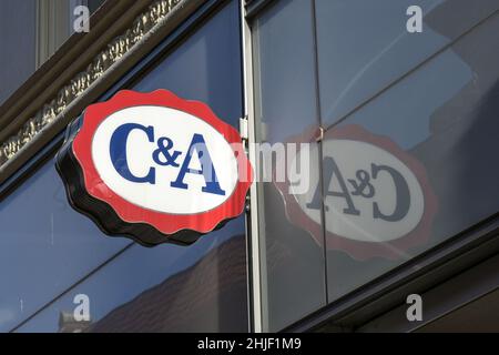 Lubeck, Allemagne, le 15 janvier 2022 : C & A logo de publicité avec reflet dans une fenêtre sur la façade d'un magasin, chaîne multinationale de fast-fashi Banque D'Images
