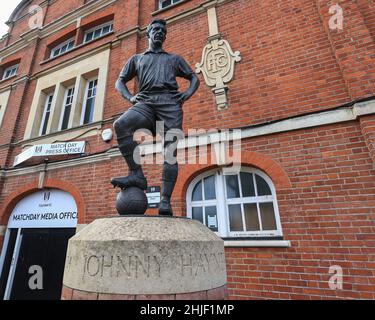 Statue de Johnny Haynes à l'extérieur de Craven Cottage Banque D'Images