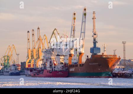 ST.PETERSBOURG, RUSSIE - 10 DÉCEMBRE 2021 : navires sur le canal de la mer dans une matinée ensoleillée de décembre.Port de fret de Saint-Pétersbourg Banque D'Images