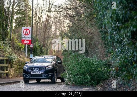 Un arbre déchu bloque une route à Woodlesford dans le West Yorkshire, car des rafales de 80mph pourraient éclater dans les régions du nord du Royaume-Uni ce week-end, alors que Storm Malik se balada.Date de la photo: Samedi 29 janvier 2022. Banque D'Images