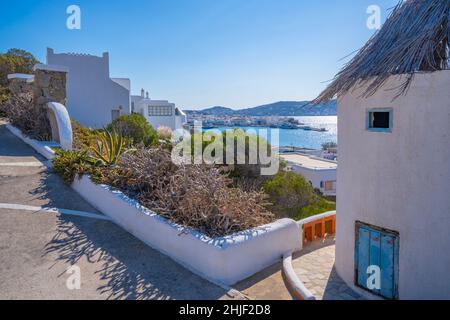 Vue sur les villas et le moulin à vent surplombant la ville, la ville de Mykonos, Mykonos, les îles Cyclades, les îles grecques, Mer Egée, Grèce, Europe Banque D'Images