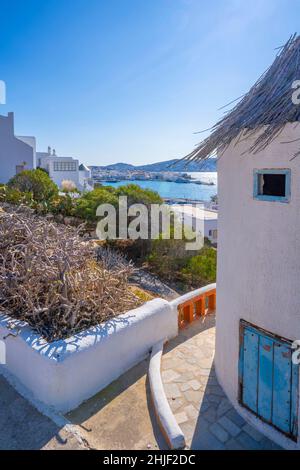 Vue sur les villas et le moulin à vent surplombant la ville, la ville de Mykonos, Mykonos, les îles Cyclades, les îles grecques, Mer Egée, Grèce, Europe Banque D'Images