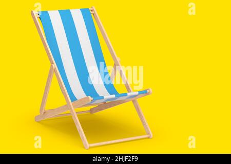 Chaise de plage à rayures bleues pour les escapades estivales isolées sur fond jaune. Banque D'Images