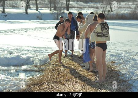 Poltava, Ukraine.Janvier 19.2017. Les gens nagent dans le trou de glace en hiver, la fête de l'Epiphanie.Traditions hivernales orthodoxes. Banque D'Images