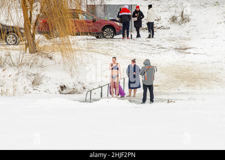 Poltava, Ukraine.Janvier 19.2022. Les gens nagent dans le trou de glace en hiver, la fête de l'Epiphanie.Traditions hivernales orthodoxes. Banque D'Images