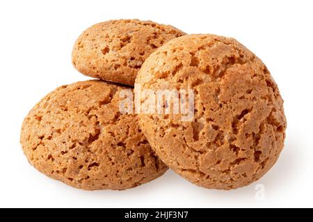 Trois biscuits amaretti entiers isolés sur blanc. Banque D'Images