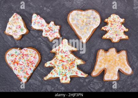 Pain d'épice maison frais en forme d'arbre de noël, de coeur et d'étoile avec des décorations colorées pour Noël Banque D'Images