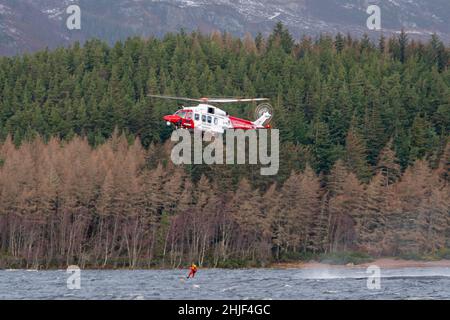 Hélicoptère Inverness Coastguard pratiquant le treuillage au Loch Ness Banque D'Images