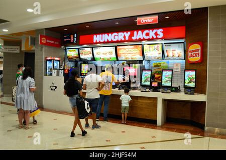 Les personnes qui commandent de la nourriture dans un restaurant Hungry Jacks Banque D'Images