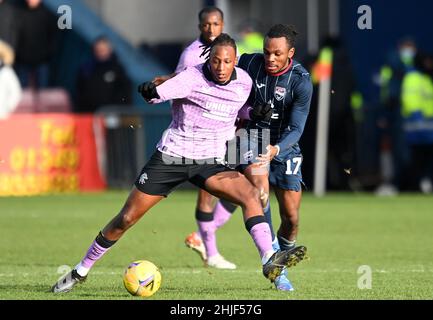 Joe Aribo des Rangers (à gauche) et Regan Charles-Cook du comté de Ross se battent pour le ballon lors du match cinch Premiership au Global Energy Stadium, Dingwell.Date de la photo: Samedi 29 janvier 2022. Banque D'Images