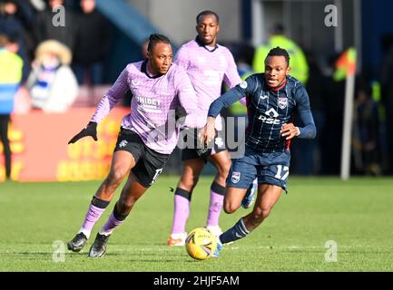 Joe Aribo des Rangers (à gauche) et Regan Charles-Cook du comté de Ross se battent pour le ballon lors du match cinch Premiership au Global Energy Stadium, Dingwell.Date de la photo: Samedi 29 janvier 2022. Banque D'Images