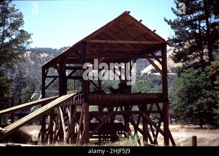 Coloma, CA.ÉTATS-UNIS 2/1978.Réplique de Sutter’s Mill vers 1967 sur la South Fork American River.En 1848, de l’or a été découvert dans la « trace » de l’usine qui fait maintenant partie du parc historique de l’État Marshall Gold Discovery.La grande ruée vers l’or de la Californie a débuté le 24 janvier 1848, faisant de l’histoire un peu partout dans le monde.Comme estimation, 750 000 livres d'or de troy sont venus des mineurs.$1 796 par or de bullion d'once troy.14-troy onces à une livre de troy.14 x 750 000 = 10 500 000 onces troy x 1 796,00 $/once troy (1/2022) = $18 858 000 000 Banque D'Images