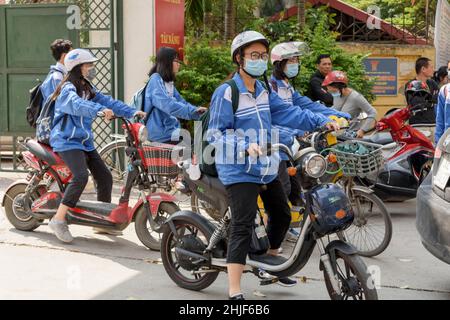 Les écoliers vietnamiens, portant leur uniforme bleu, quittent l'école à l'heure du déjeuner à Hanoi, Vietnam, Asie du Sud-est Banque D'Images