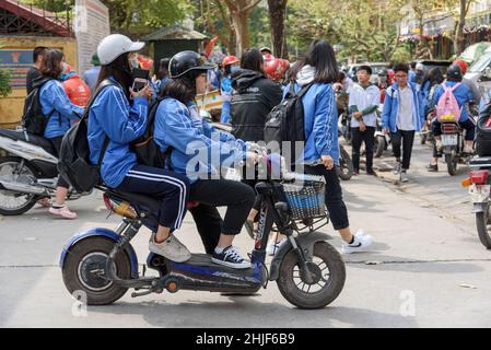 Les écoliers vietnamiens, portant leur uniforme bleu, quittent l'école à l'heure du déjeuner à Hanoi, Vietnam, Asie du Sud-est Banque D'Images