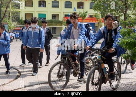 Les écoliers vietnamiens, portant leur uniforme bleu, quittent l'école à l'heure du déjeuner à Hanoi, Vietnam, Asie du Sud-est Banque D'Images
