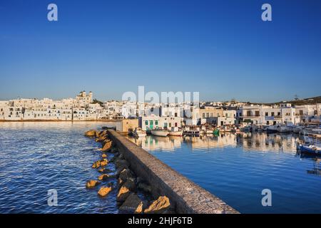 Vue nocturne du village de Naoussa, île de Paros, Grèce.Destination touristique populaire en Europe. Banque D'Images