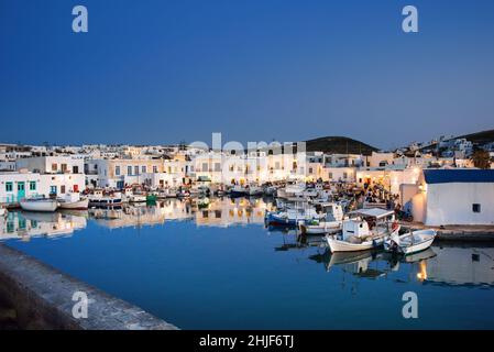 Vue nocturne du village de Naoussa, île de Paros, Grèce.Destination touristique populaire en Europe. Banque D'Images