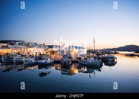 Vue nocturne du village de Naoussa, île de Paros, Grèce.Destination touristique populaire en Europe. Banque D'Images