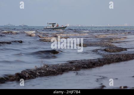 Rayong, Thaïlande.29th janvier 2022.Un bateau de patrouille explore les boues de pétrole brut flottant sur la plage.les fonctionnaires provinciaux de Rayong se sont précipités pour nettoyer les taches de pétrole brut sur la plage.Après une fuite de pipeline sous la mer dans la province de Rayong, Mae Ramphueng Beach Thaïlande.(Photo par Adisorn Chabsungnoen/SOPA Images/Sipa USA) crédit: SIPA USA/Alay Live News Banque D'Images