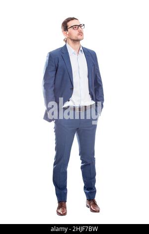 Portrait complet d'un homme d'affaires confiant garde les mains dans ses poches en regardant bien isolé sur fond blanc.Personne d'affaires qui pense pour Banque D'Images