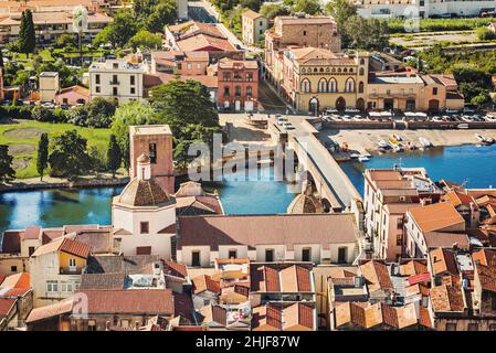 Belle vue sur la ville de Bosa, l'île de Sardaigne, l'Italie.Destination du voyage Banque D'Images