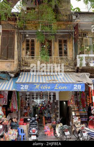 Scène de rue dans le vieux quartier de Hanoi, Vietnam, Asie du Sud-est Banque D'Images