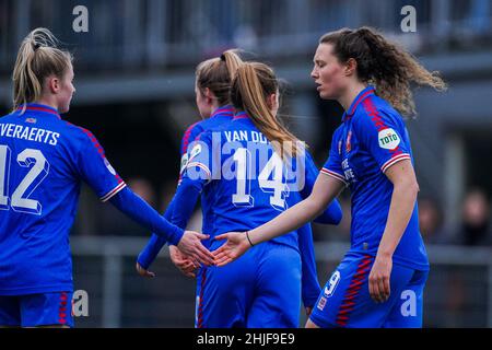 AMSTERDAM, PAYS-BAS - JANVIER 29: Fenna Kalma du FC Twente fête ses côtés cinquième but avec Kim Everaerts du FC Twente lors du match KNVB Beker entre ASV Wartburgia et FC Twente au Sportpark Drieburg le 29 janvier 2022 à Amsterdam, pays-Bas (photo de Joris Verwijst/Orange Pictures) Banque D'Images