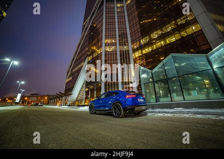 Moscou, russie - 13 décembre 2020 : le suv Premium lamborghini urus se trouve sur les parkings de la nuit du centre-ville Banque D'Images