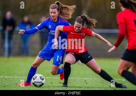 AMSTERDAM, PAYS-BAS - JANVIER 29 : Kayleigh van Dooren du FC Twente lutte pour le ballon lors du match KNVB Beker entre ASV Wartburgia et le FC Twente au Sportpark Drieburg le 29 janvier 2022 à Amsterdam, pays-Bas (photo de Joris Verwijst/Orange Pictures) Banque D'Images