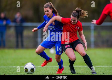 AMSTERDAM, PAYS-BAS - JANVIER 29 : Kayleigh van Dooren du FC Twente lutte pour le ballon lors du match KNVB Beker entre ASV Wartburgia et le FC Twente au Sportpark Drieburg le 29 janvier 2022 à Amsterdam, pays-Bas (photo de Joris Verwijst/Orange Pictures) Banque D'Images