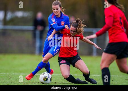 AMSTERDAM, PAYS-BAS - JANVIER 29 : Kayleigh van Dooren du FC Twente lutte pour le ballon lors du match KNVB Beker entre ASV Wartburgia et le FC Twente au Sportpark Drieburg le 29 janvier 2022 à Amsterdam, pays-Bas (photo de Joris Verwijst/Orange Pictures) Banque D'Images