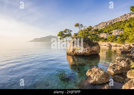 Belle baie près de la ville de Brela, Dalmatie, Croatie.Makarska riviera, célèbre site touristique et de voyage destination touristique en Europe Banque D'Images