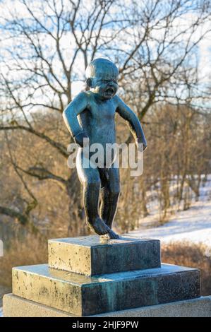 'Sinnataggen' est une célèbre statue en bronze d'un garçon en colère par le sculpteur Gustav Vigeland placé dans le parc Frogner, Oslo, Norvège. Banque D'Images