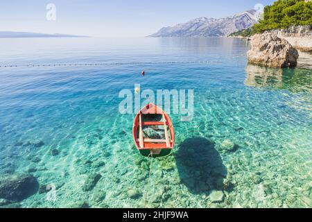 Belle baie près de la ville de Brela, Dalmatie, Croatie.Makarska riviera, célèbre site touristique et de voyage destination touristique en Europe Banque D'Images