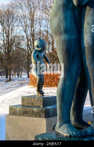 'Sinnataggen' est une célèbre statue en bronze d'un garçon en colère par le sculpteur Gustav Vigeland placé dans le parc Frogner, Oslo, Norvège. Banque D'Images