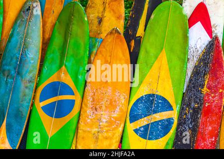 Planches de surf colorées avec drapeau brésilien à l'incroyable plage de mangrove et plage de Pouso sur la grande île tropicale Ilha Grande Rio de Janeiro Brésil. Banque D'Images