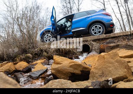 MOSCOU, RUSSIE - 12 MARS 2021 : vue de dessous du nouveau Renault captur suv crossover porte ouverte Banque D'Images