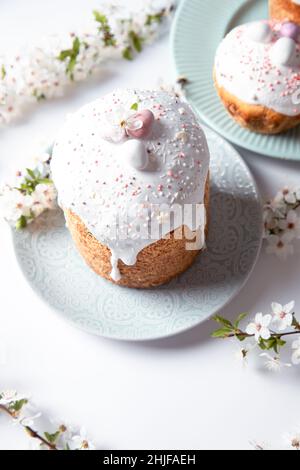 Gâteau de Pâques avec glace givrante et décoration.Carte postale avec pain de Pâques.Traditions chrétiennes.Copier l'espace.Arrière-plan blanc Banque D'Images