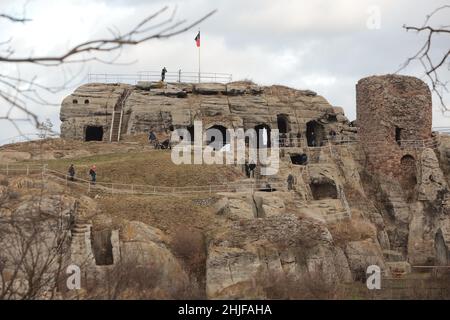 Blankenburg, Allemagne.29th janvier 2022.Vue sur les ruines du château de Regenstein avec leurs chambres sculptées dans le rocher.La roche de grès sur laquelle se trouvait autrefois le château de la grotte est une destination populaire pour les excursions.Là, vous pouvez visiter les vestiges énumérés du château de Regenstein, qui a été mentionné pour la première fois en 1169.Du 12th au 15th siècle, c'était le siège du pouvoir des comtes de Regenstein.Le total de 32 salles de roche sculptées en grès, dont la plupart peuvent être visitées, sont considérées comme une caractéristique spéciale.Credit: Matthias Bein/dpa-Zentralbild/ZB/dpa/Alay Live News Banque D'Images