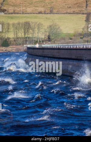 West Yorkshire, Royaume-Uni.29th janvier 2022.Météo Royaume-Uni.Baitings Reservoir, Ripponden, West Yorkshire, Royaume-Uni.Storm Maliks vent élevé fait monter l'eau dans le réservoir Baitings près de Ripponden West Yorkshire créant de grandes vagues et une brume d'eau à travers le débordement des barrages.La brume capte la lumière du soleil et crée un arc-en-ciel .Crédit : Windmill Images/Alamy Live News Banque D'Images