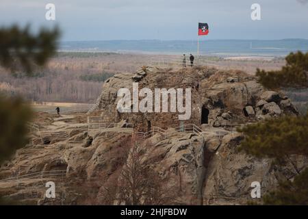 Blankenburg, Allemagne.29th janvier 2022.Les visiteurs apprécient la vue sur les montagnes Harz au château de Regenstein.La roche de grès sur laquelle se trouvait autrefois le château de la grotte est une destination populaire.Là, vous pouvez visiter les vestiges énumérés du château de Regenstein, qui a été mentionné pour la première fois en 1169.Du 12th au 15th siècle, c'était le siège du pouvoir des comtes de Regenstein.Le total de 32 salles de roche sculptées en grès, dont la plupart peuvent être visitées, sont considérées comme une caractéristique spéciale.Credit: Matthias Bein/dpa-Zentralbild/ZB/dpa/Alay Live News Banque D'Images