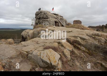 Blankenburg, Allemagne.29th janvier 2022.Les visiteurs apprécient la vue sur les montagnes Harz au château de Regenstein.La roche de grès sur laquelle se trouvait autrefois le château de la grotte est une destination populaire.Là, vous pouvez visiter les vestiges énumérés du château de Regenstein, qui a été mentionné pour la première fois en 1169.Du 12th au 15th siècle, c'était le siège du pouvoir des comtes de Regenstein.Le total de 32 salles de roche sculptées en grès, dont la plupart peuvent être visitées, sont considérées comme une caractéristique spéciale.Credit: Matthias Bein/dpa-Zentralbild/ZB/dpa/Alay Live News Banque D'Images