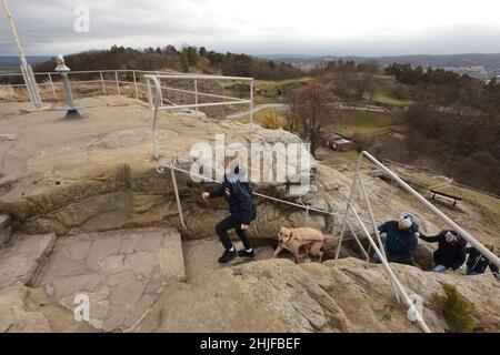 Blankenburg, Allemagne.29th janvier 2022.Les visiteurs apprécient la vue sur les montagnes Harz au château de Regenstein.La roche de grès sur laquelle se trouvait autrefois le château de la grotte est une destination populaire.Là, vous pouvez visiter les vestiges énumérés du château de Regenstein, qui a été mentionné pour la première fois en 1169.Du 12th au 15th siècle, c'était le siège du pouvoir des comtes de Regenstein.Le total de 32 salles de roche sculptées en grès, dont la plupart peuvent être visitées, sont considérées comme une caractéristique spéciale.Credit: Matthias Bein/dpa-Zentralbild/ZB/dpa/Alay Live News Banque D'Images